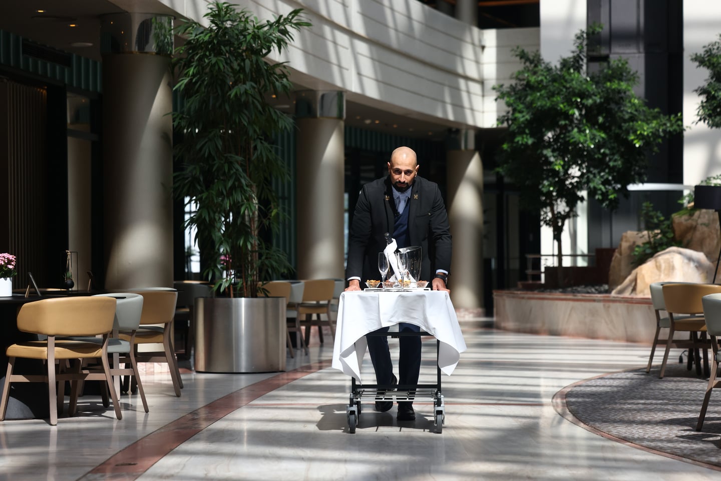 Pour mieux s&rsquo;immerger dans le monde du concierge de luxe, Virgule a suivi Hicham dans son marathon de t&acirc;ches habituelles.&nbsp;