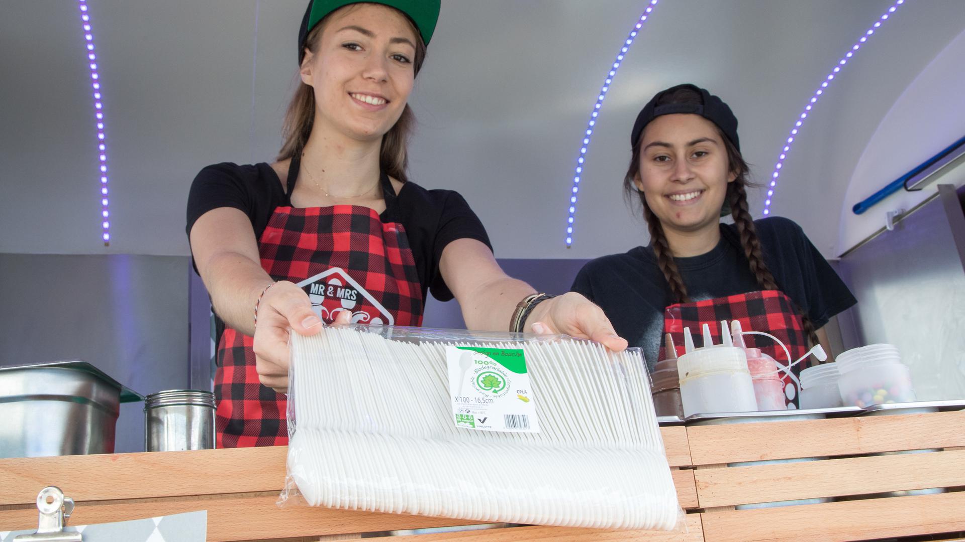 Les forains devront veiller à produire moins de déchets à l'avenir. Cela passera, par exemple, par moins de couverts, assiettes ou verres à usage unique.