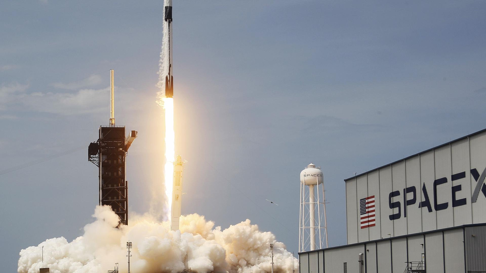 La fusée construite par SpaceX a décollé sans encombre, dans un ciel finalement largement bleu, samedi à 15h22 (21h22 au Luxembourg) du centre spatial Kennedy