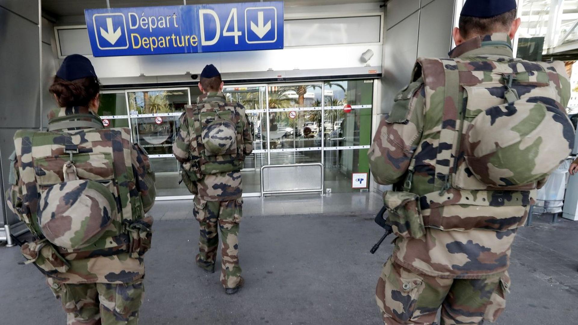 L'armée déployée à l'aéroport de Nice.