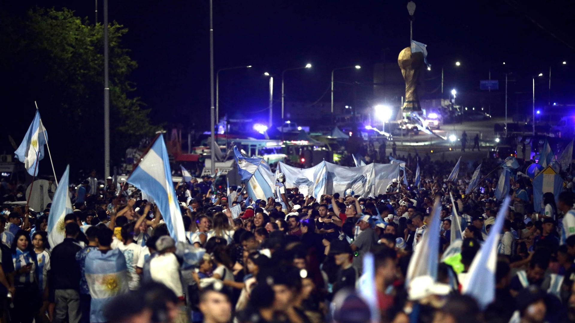 En Argentine, le retour de Lionel Messi et ses coéquipiers a été acclamé par une immense ferveur populaire