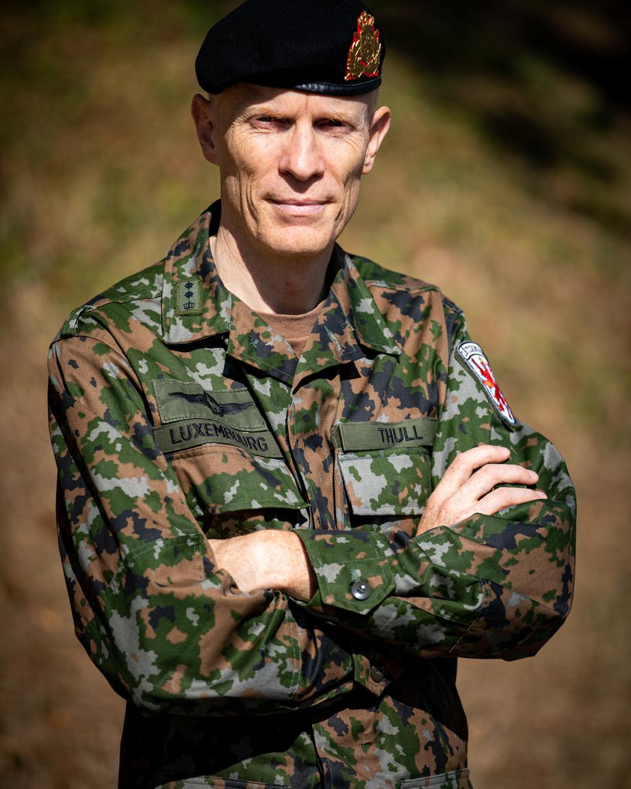 Formé à l'École royale militaire à Bruxelles de 1987 à 1991, Steve Thull a notamment suivi un cycle d'enseignement militaire supérieur à Paris en 2006.