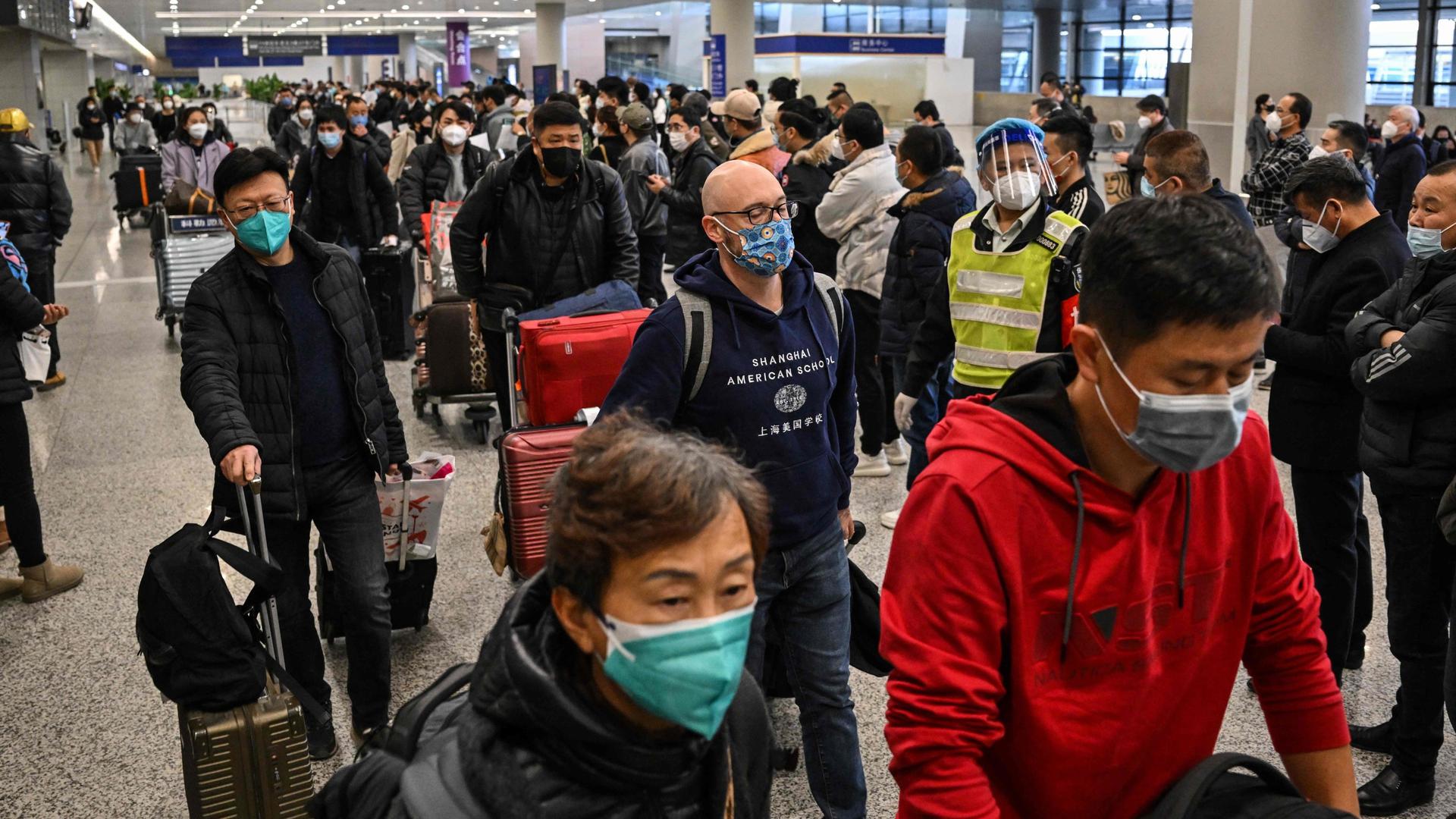 Des passagers à leur arrivée à l'aéroport international de Shanghai Pudong en provenance d'autres pays.