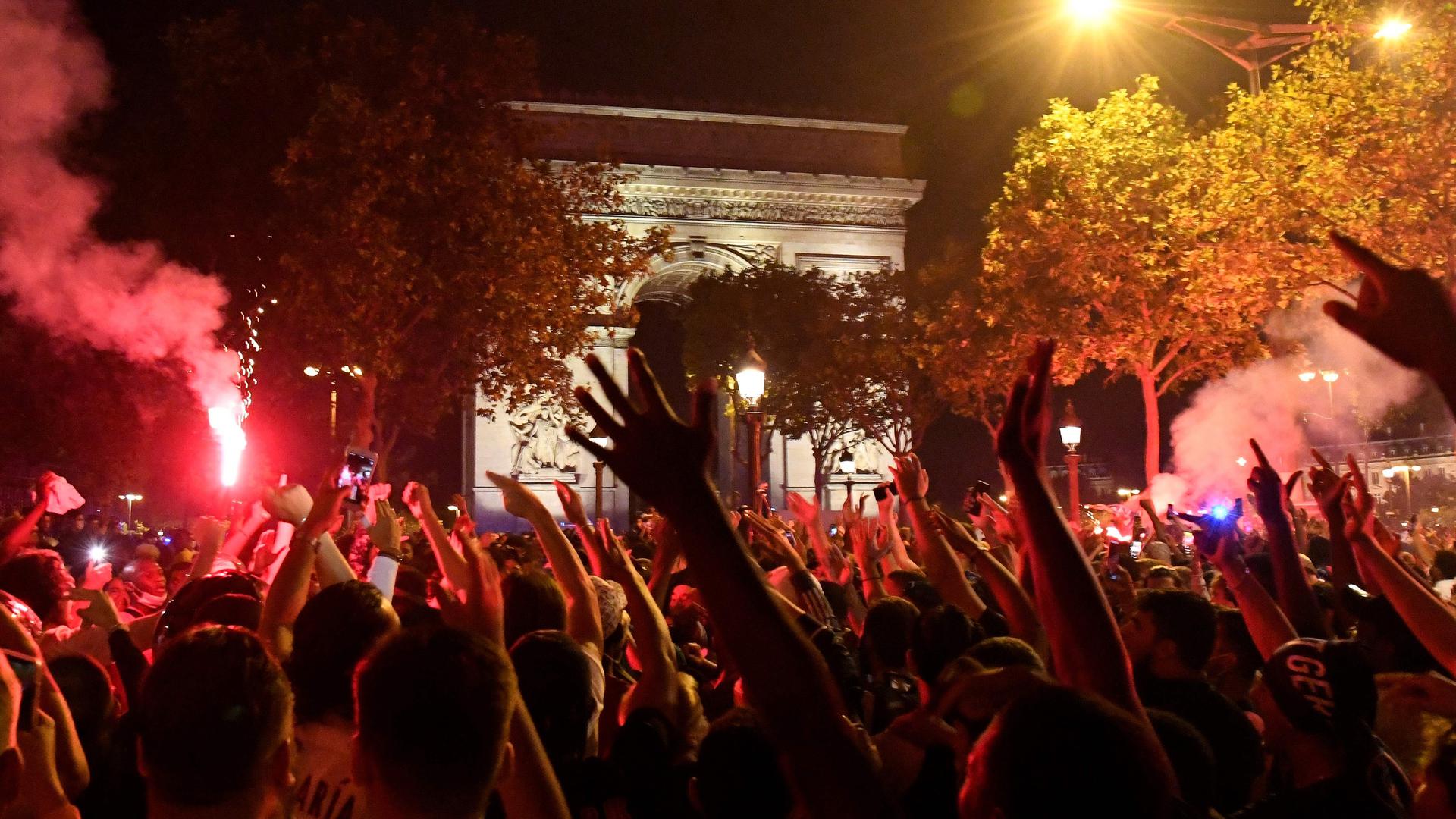 Sitôt le match terminé, les supporters parisiens ont envahi les rues de la capitale française pour célébrer la qualification