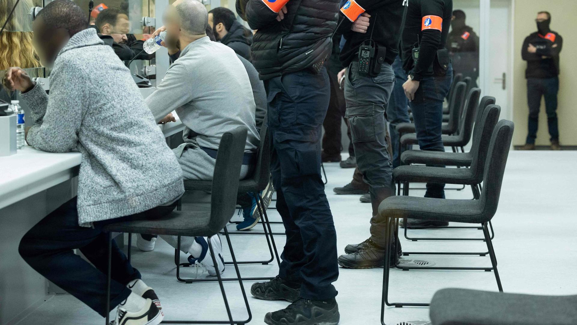Un policier est posté derrière chaque accusé du procès des attentats de Bruxelles.