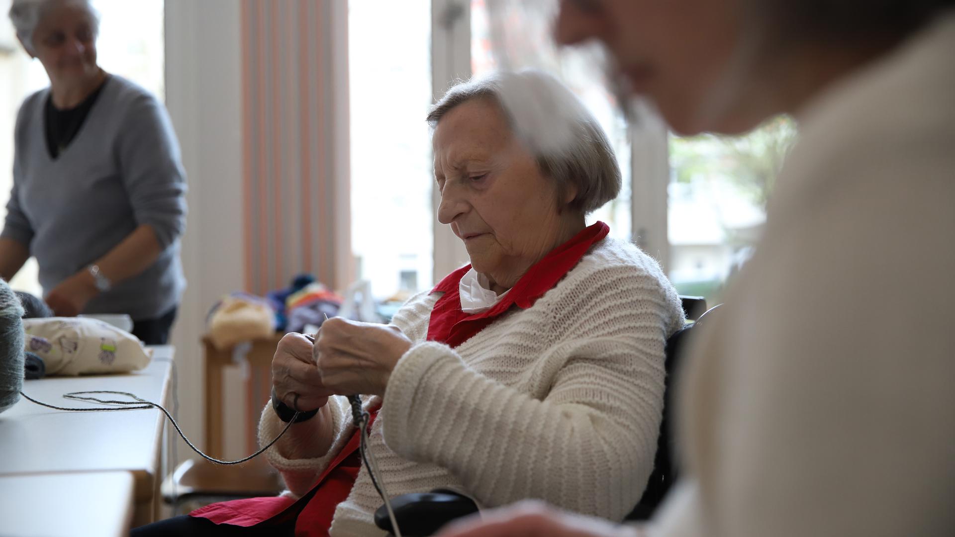 Franca Guidi, 85 ans, fait partie des tricoteuses depuis la création de Mamie et moi. L'Italienne se détend en pratiquant son hobby.