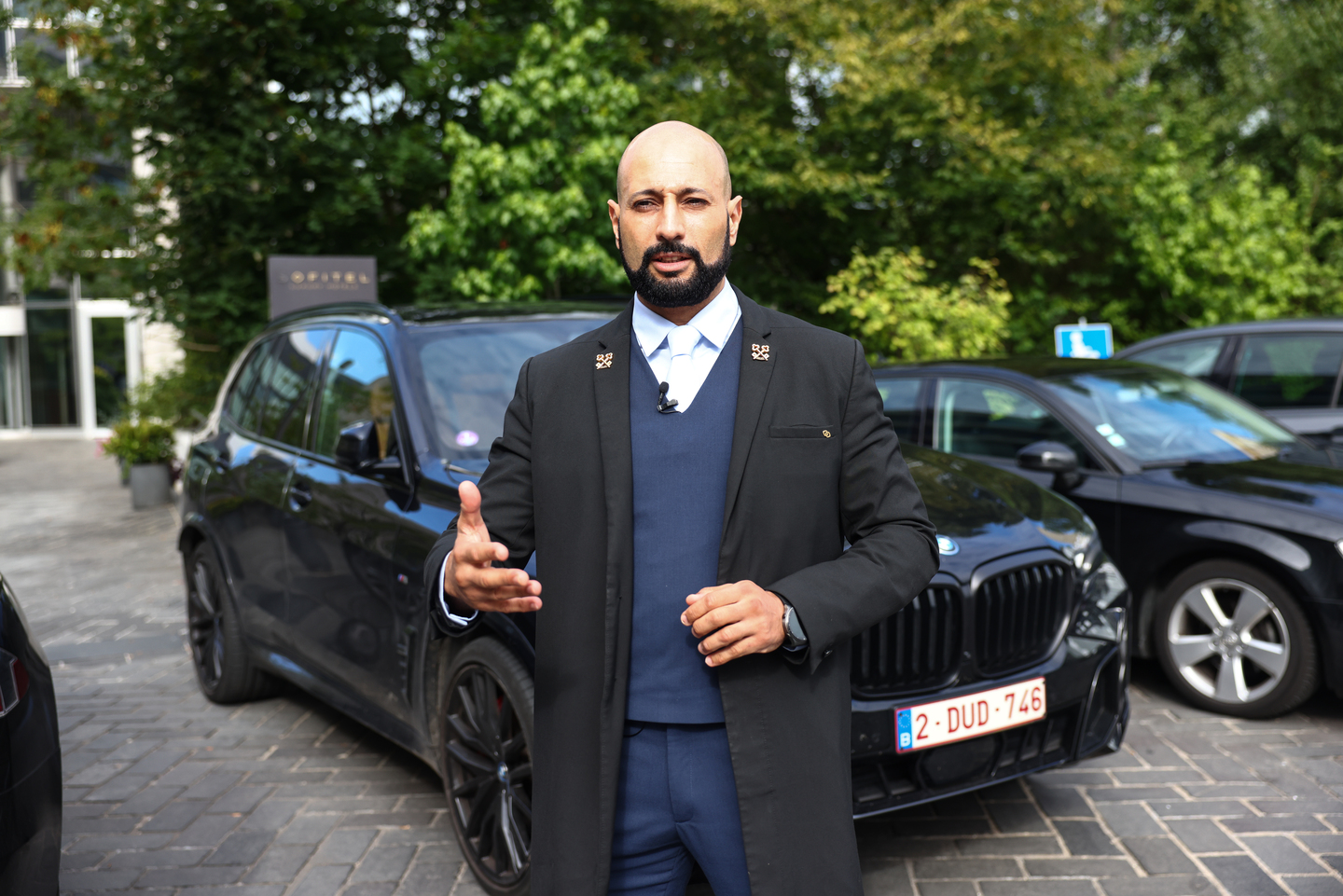 Hicham Ajnaou commence par inspecter le parking.