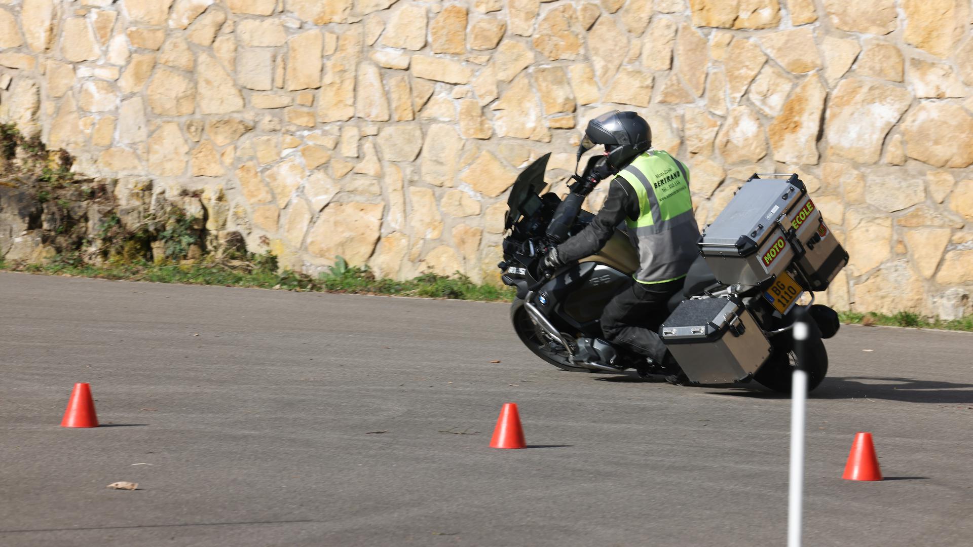 Tous les candidats au permis moto doivent réussir le parcours d'obstacles lors de l'examen de conduite. 