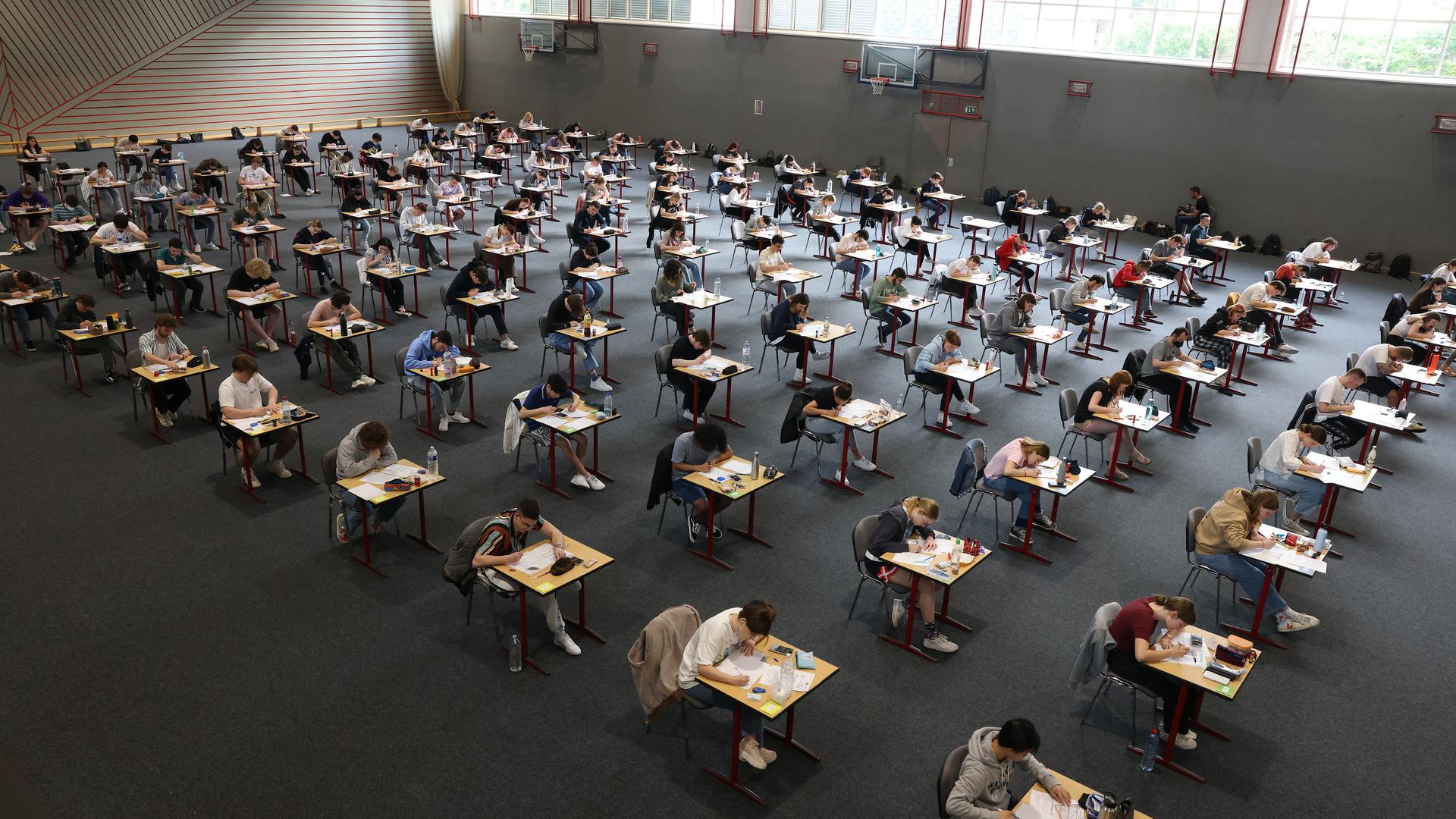Mardi matin, peu après 8 heures : les premières épreuves attendent 132 élèves de primaire au lycée des garçons d'Esch-sur-Alzette.