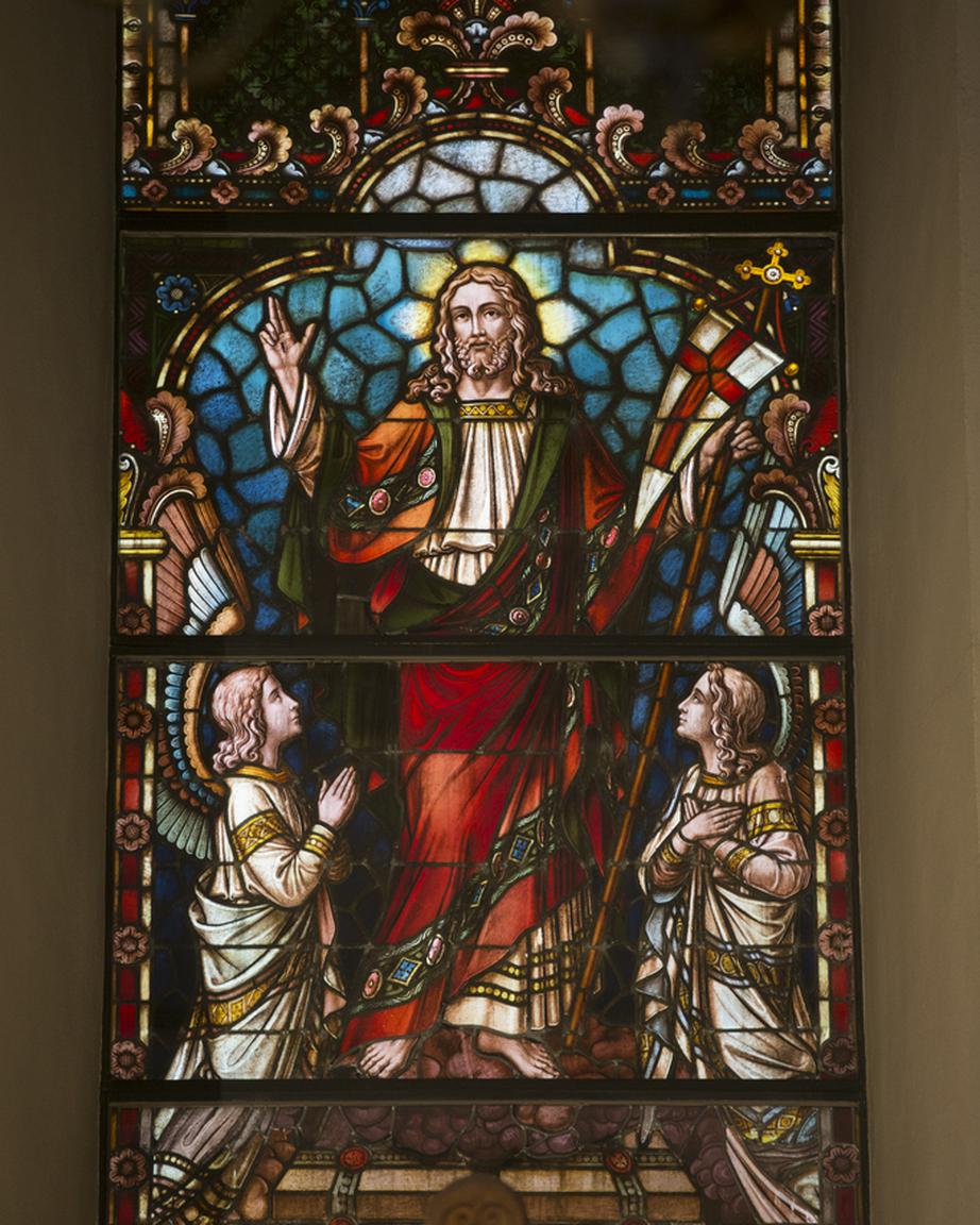 Jésus, représenté sur l'un des immenses vitrail qui surplombent le choeur de l'église de la Trinité