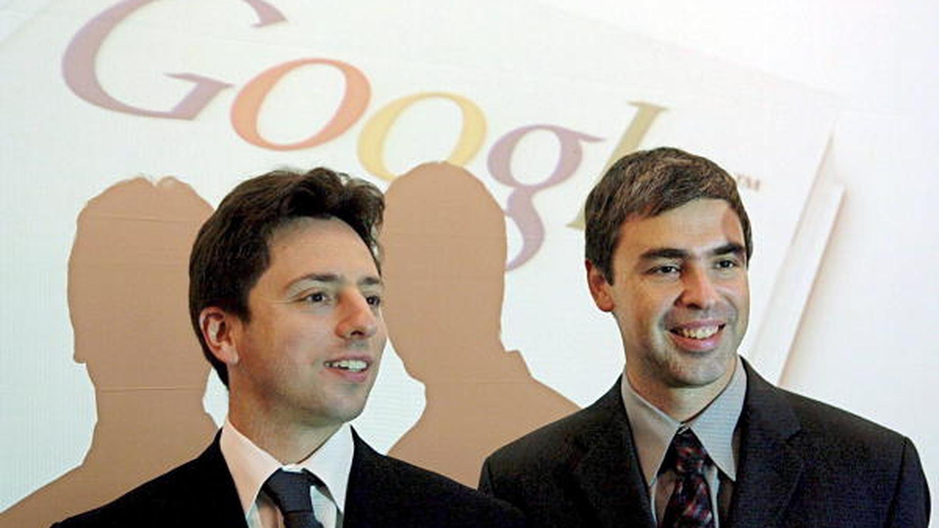 2004: Les deux cofondateurs de Google, Larry Page et Sergey Brin, donnent une conférence de presse. Un géant est né. 
