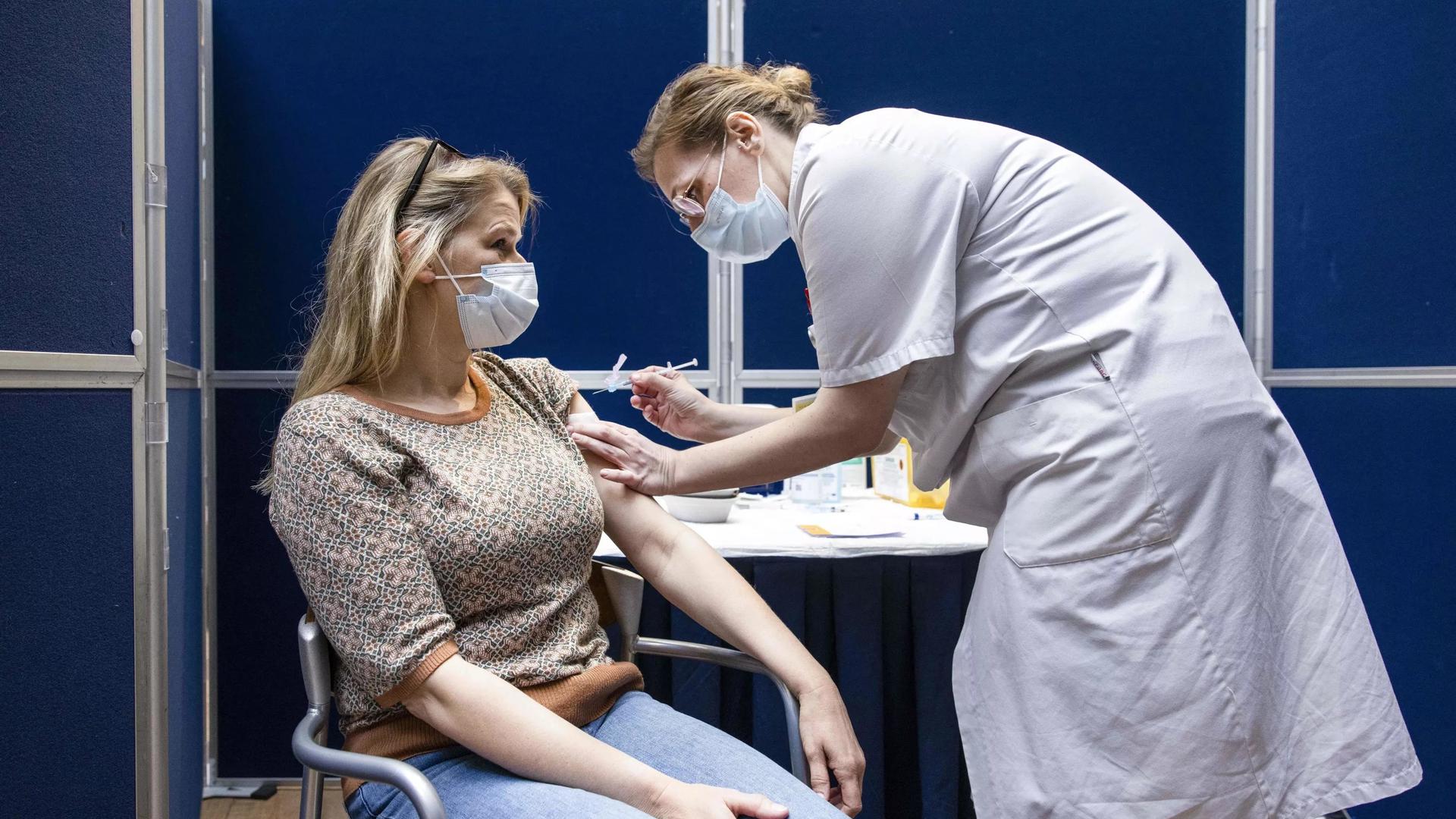Dans la région de Bruxelles, 28,3% des 18-34 ans ont au moins reçu une dose vaccinale, contre 45,4% à l'échelle nationale.