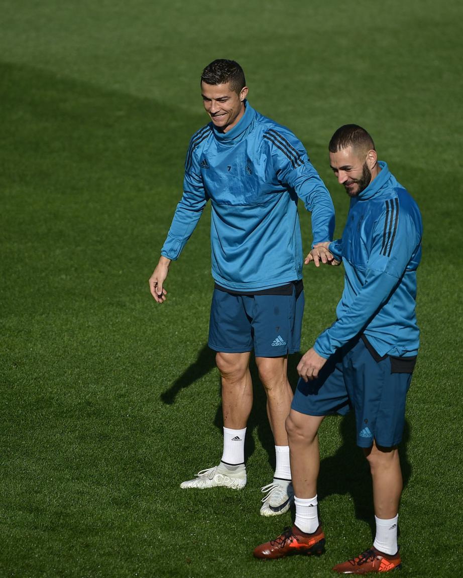 Cristiano Ronaldo et Karim Benzema main dans la main. Le redoutable duo à nouveau réuni au Real.