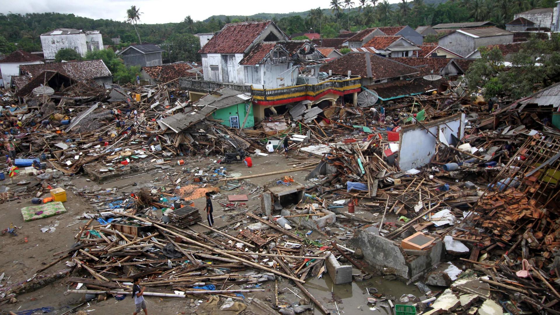 Les ravages du tsunami à Sumur sur l'île de Java.