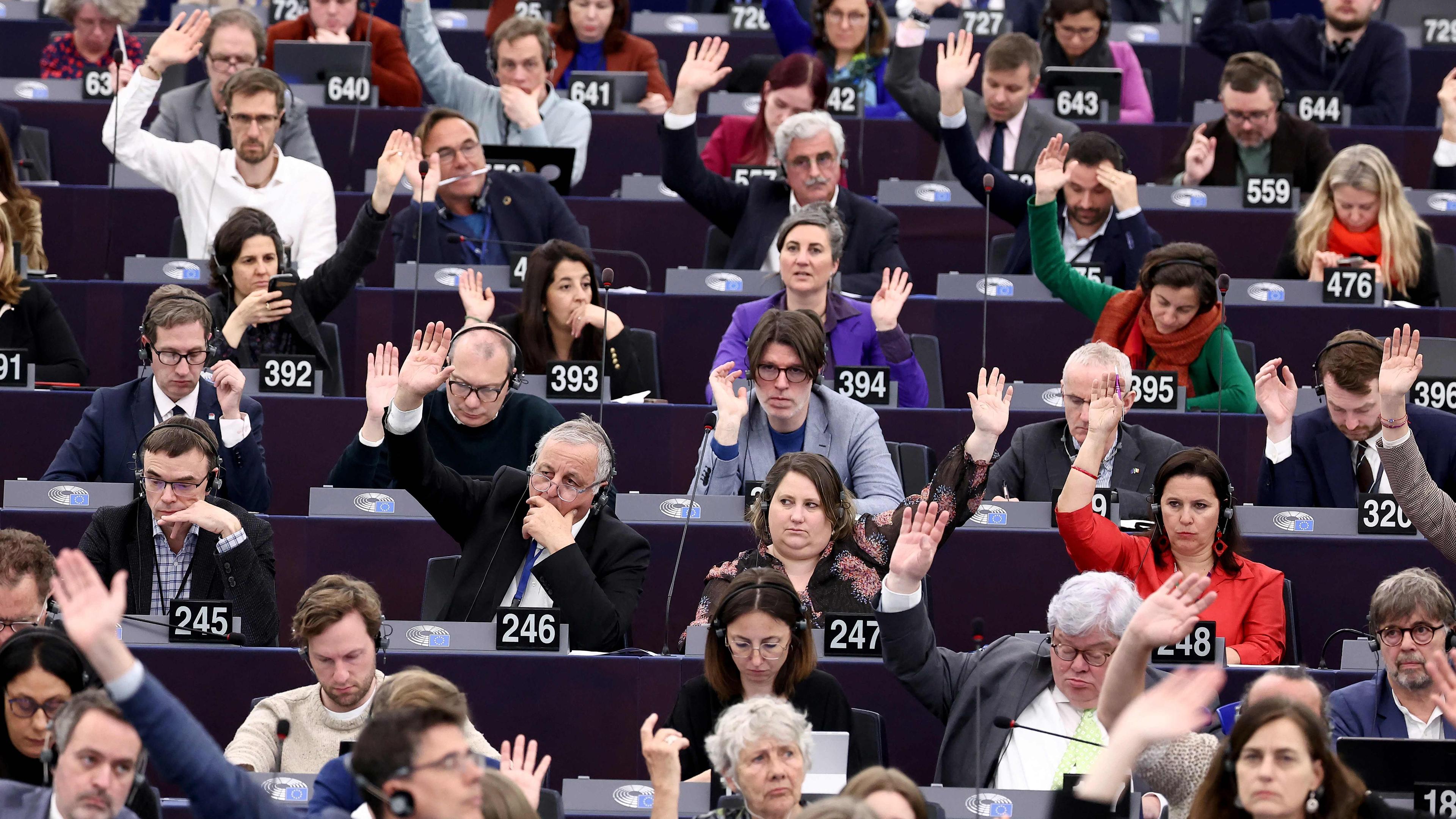 Les élus du Parlement européens en train de voter en séance plénière, ce 23 avril.