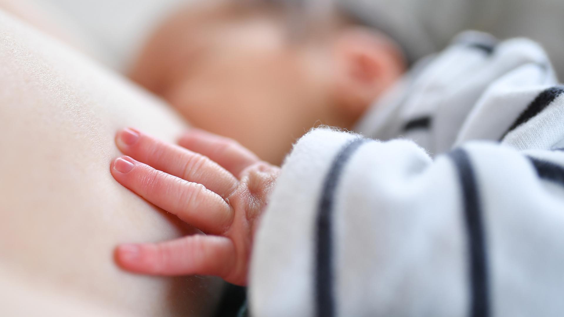 Les jeunes mères devraient allaiter leurs enfants. Même si les mères ont le covid.