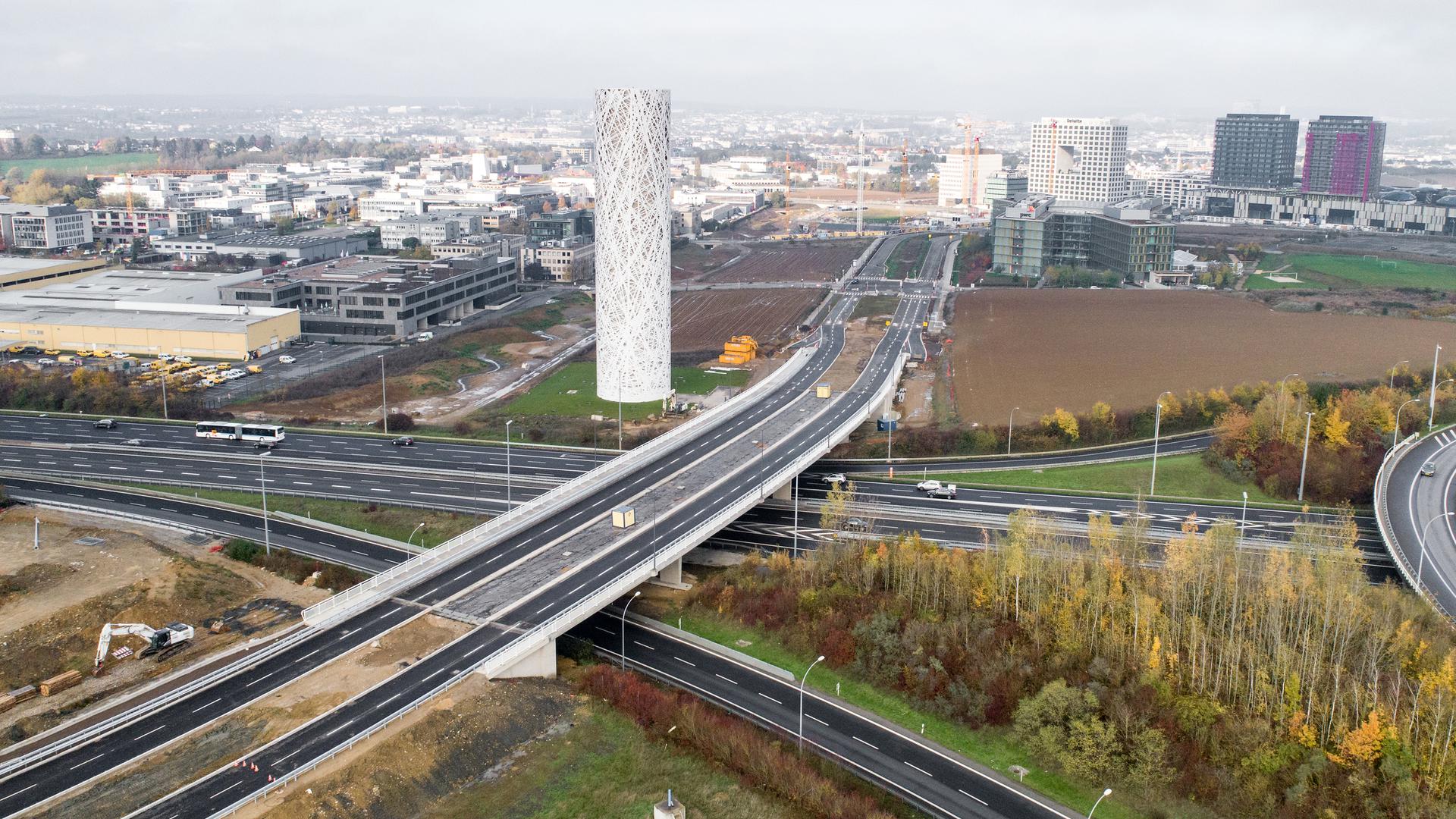Le nouveau pont permet aux voitures de passer du Ban de Gasperich au Kockelscheuer, mais pas encore aux piétons ni aux cyclistes
