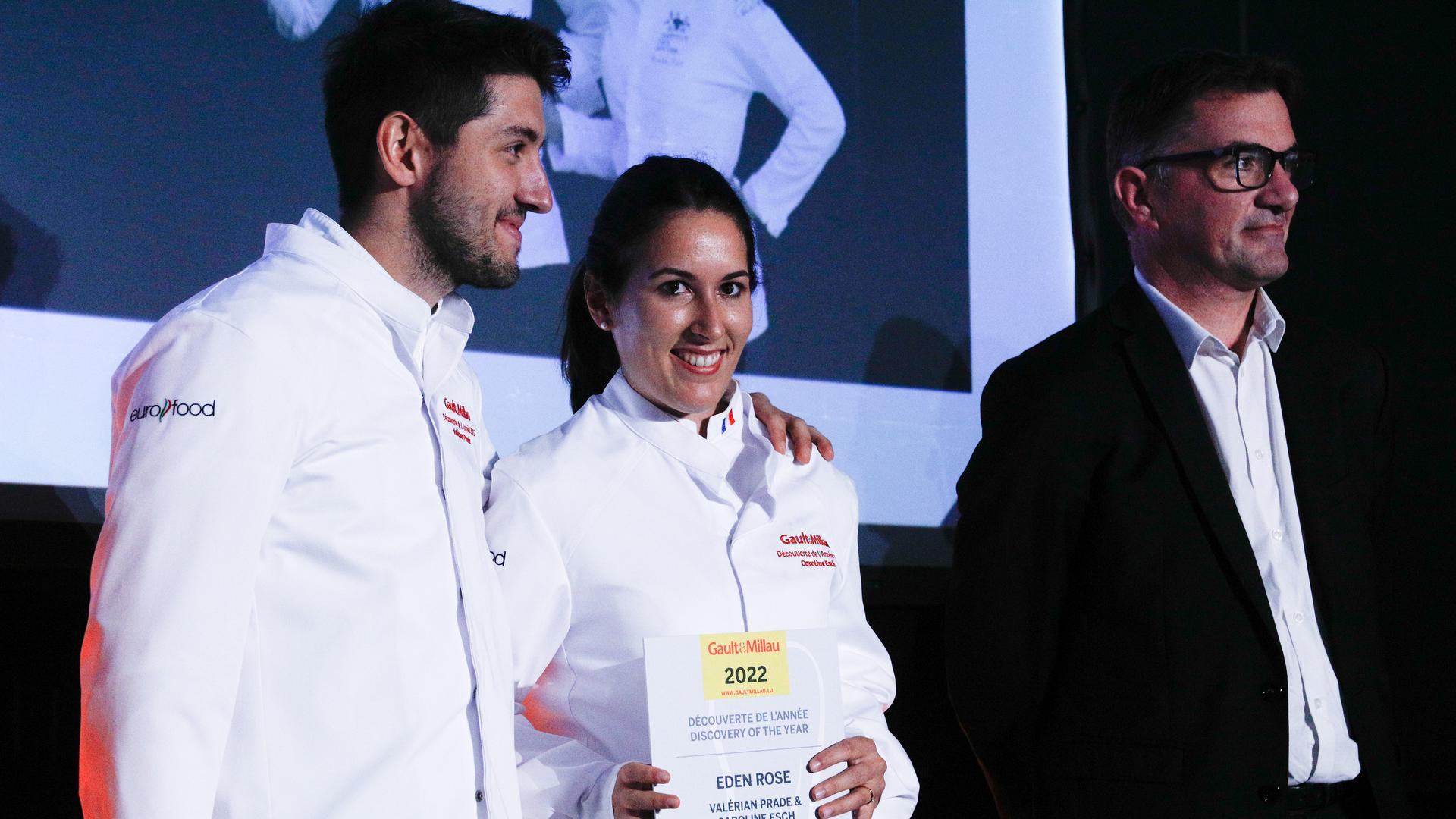 Caroline Esch et Valérian Prade reçoivent leur prix lors de la remise des prix "Gault & Millau".