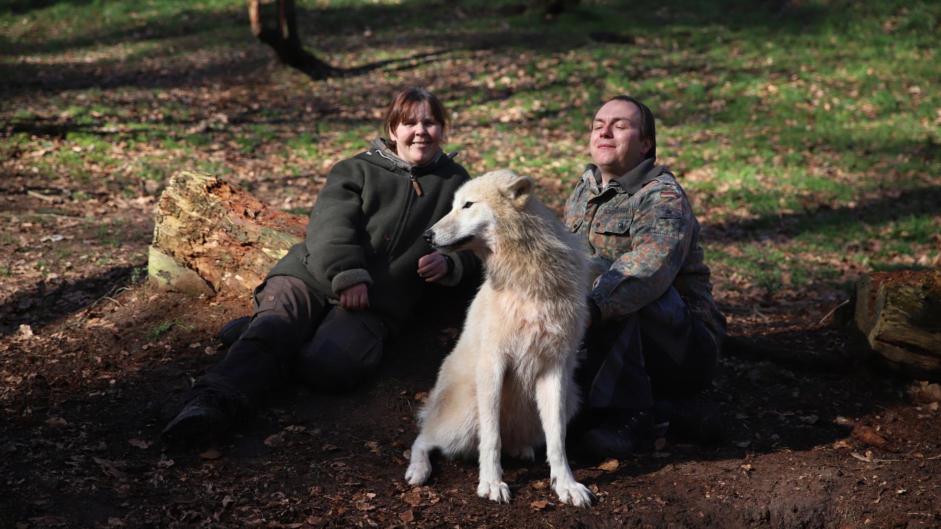 Tatjana Schneider und Michael Schönberger vom Wolfspark Werner Freund in Merzig leben seit Jahrzehnten eng mit den Tieren zusammen.