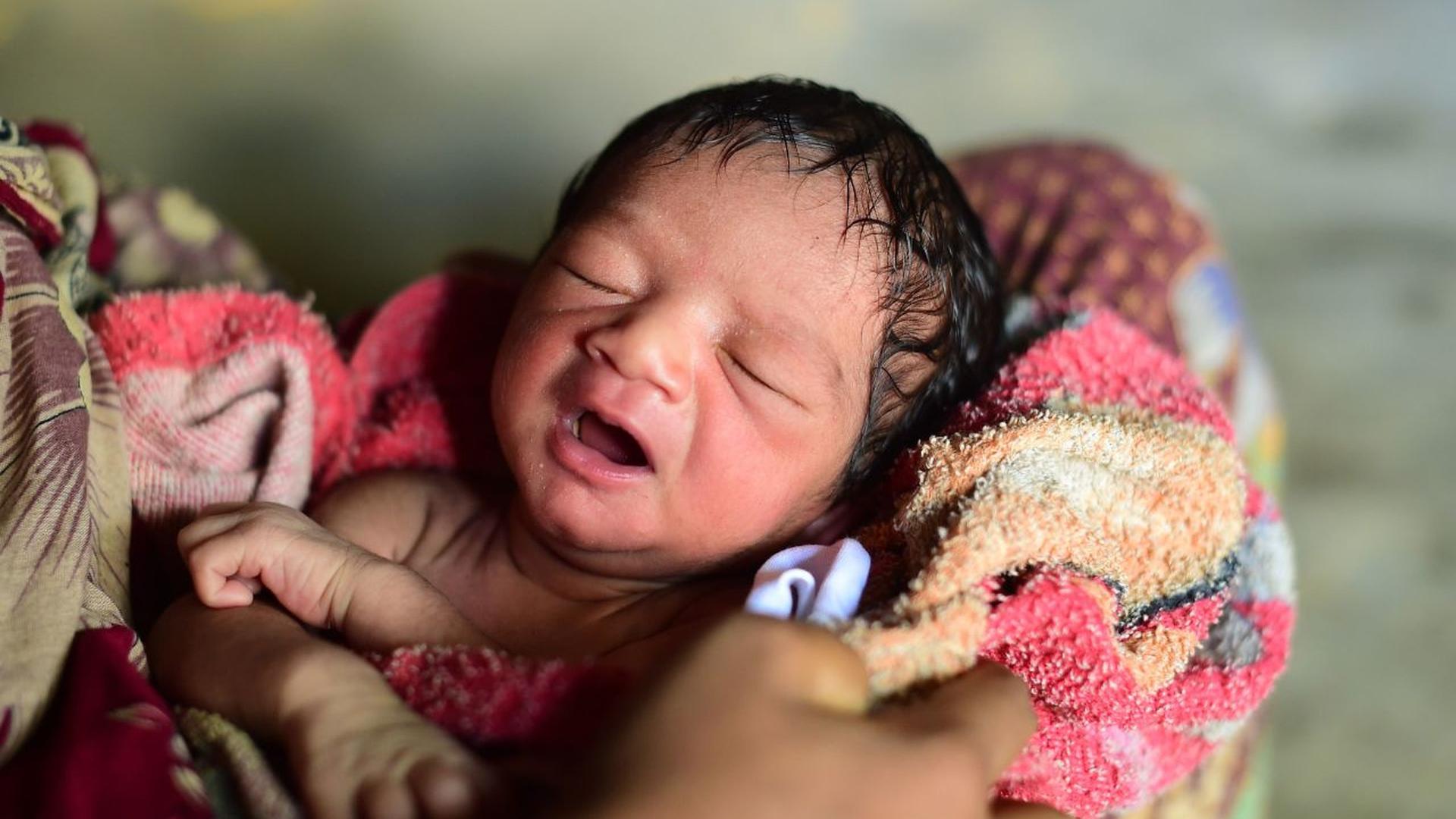 Un nouveau-né dans le camp de réfugiés de Kutupalong au Bangladesh le 25 octobre