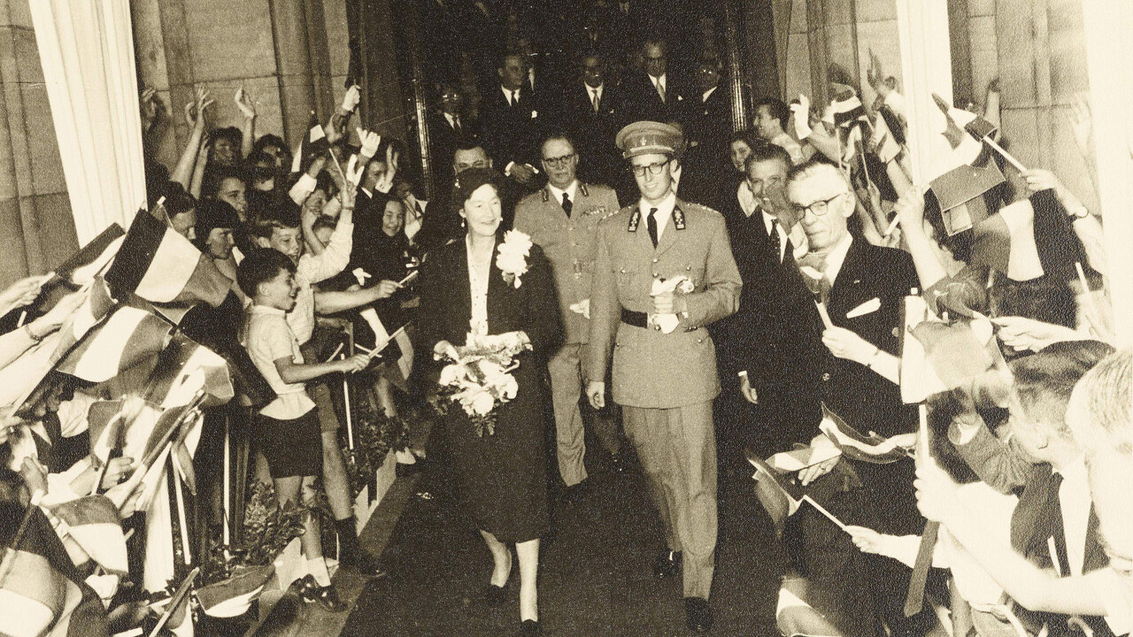 Le roi Baudouin a été acclamé par le peuple luxembourgeois lors de sa visite en 1959.