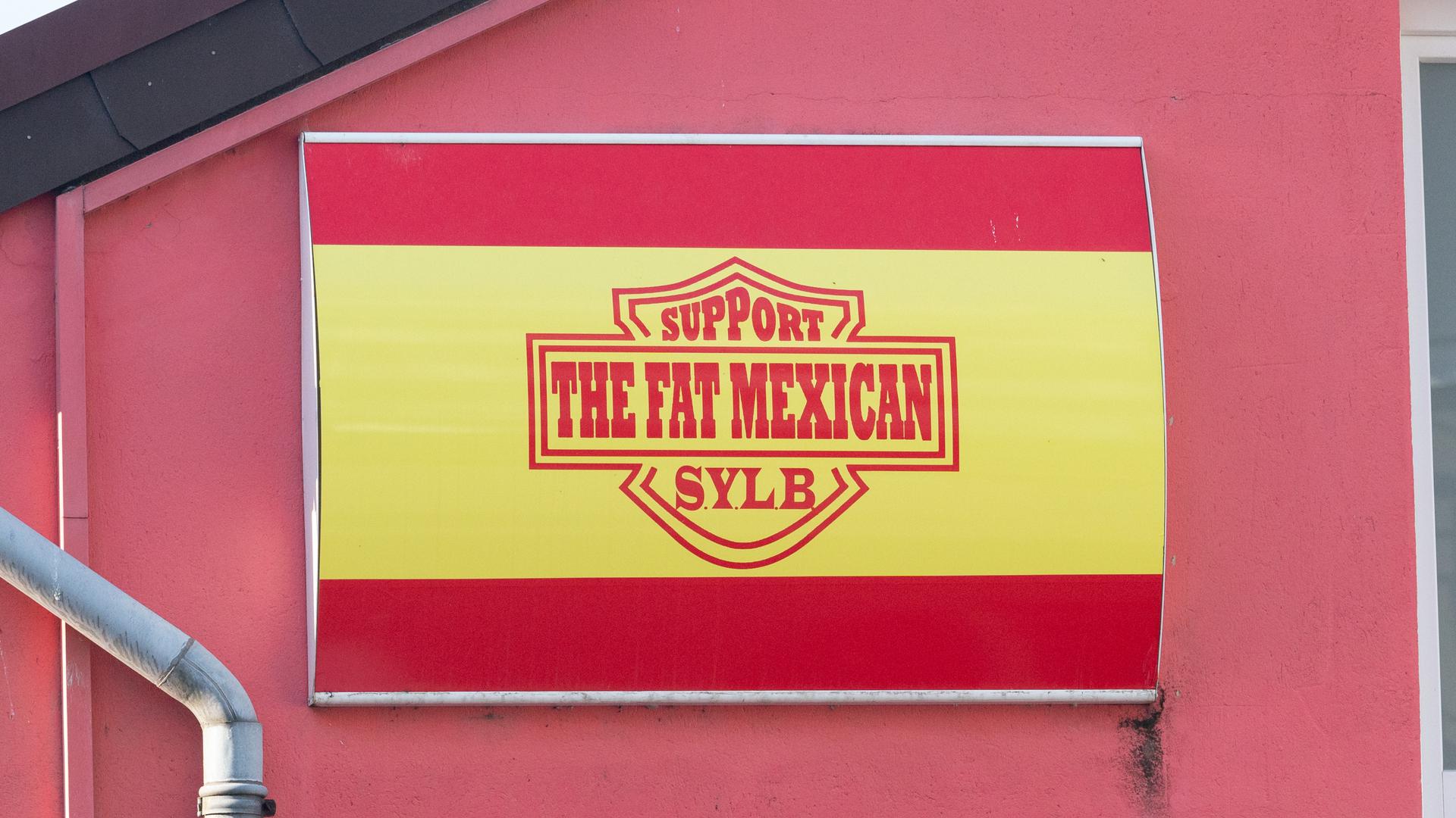 L'enseigne discrète est accrochée à la façade depuis novembre fait référence au logo du club. L'abréviation SYLB signifie «Soutenez vos Bandidos locaux».