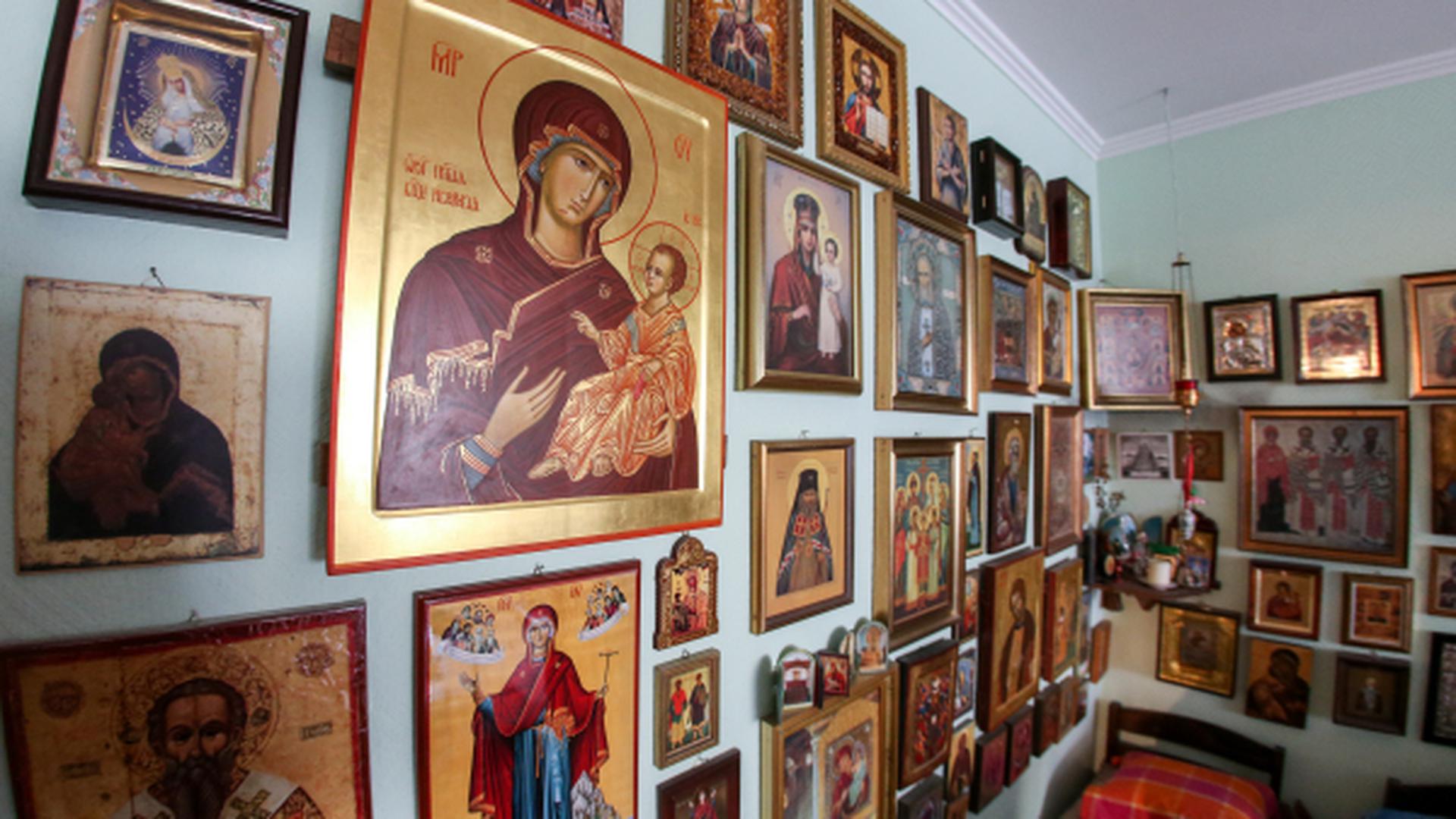 A l'image d'une église orthodoxe, les murs du salon du père Serge et de son épouse, Emilie, sont recouverts d'icônes
