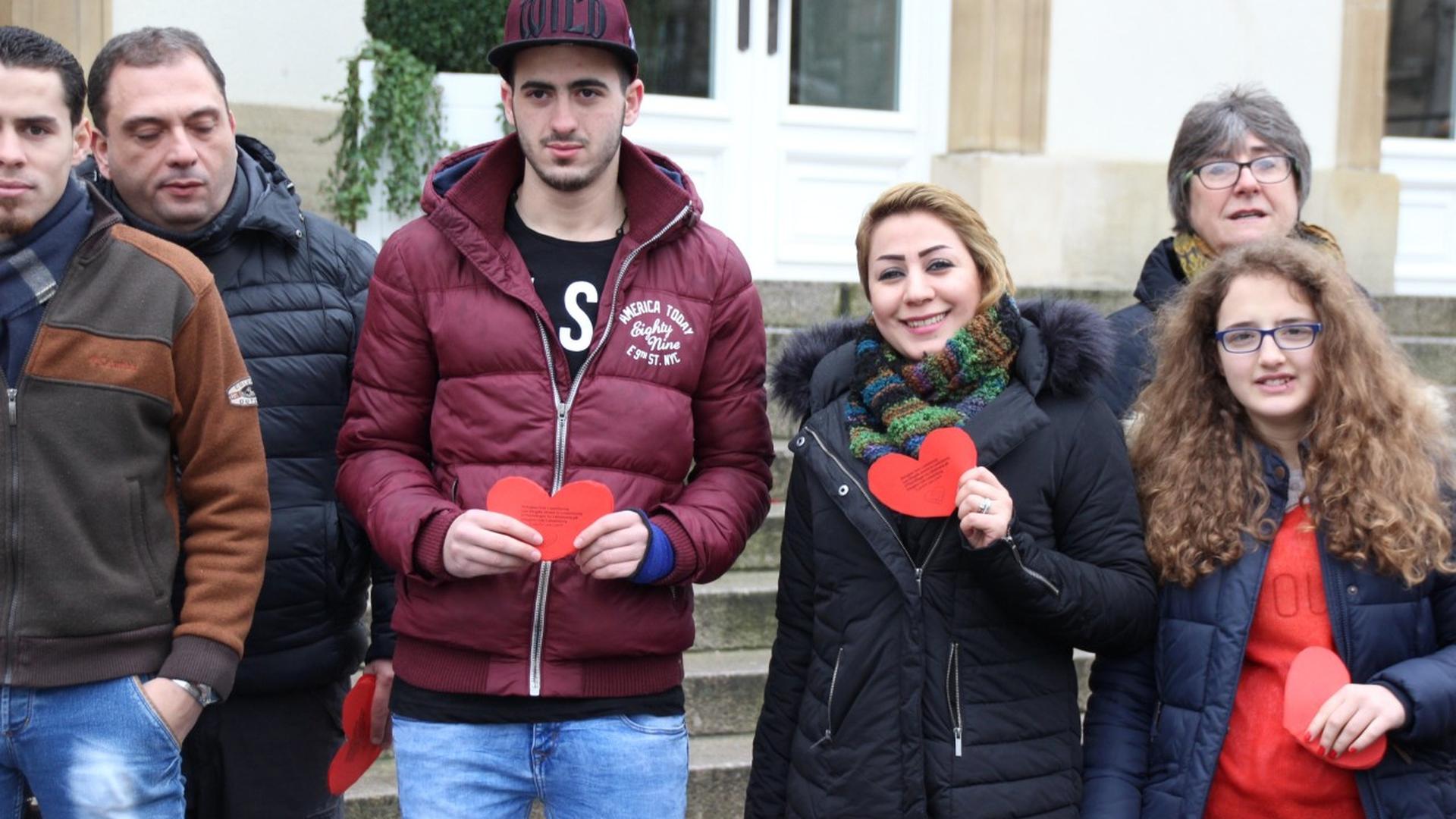 Les réfugiés ont distribué des cœurs aux badauds de la place Guillaume, samedi matin pendant le marché
