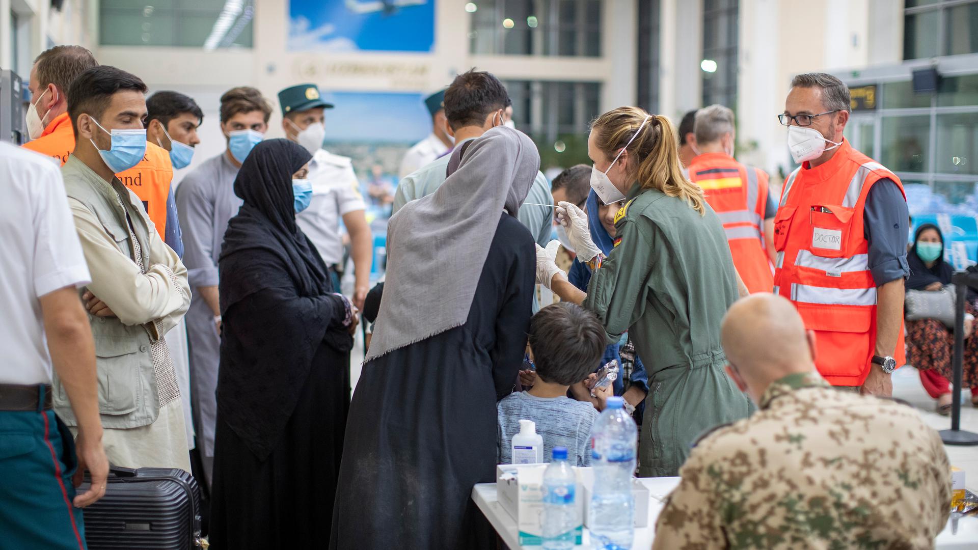 Dans bien des aéroports, l'arrivée des migrants afghans se fait avec des pincettes. 