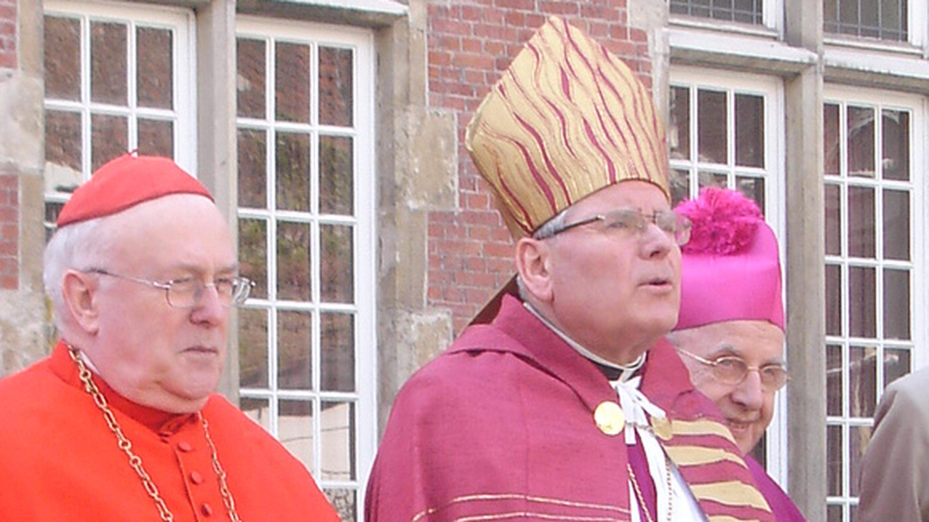 Roger Vangheluwe (à droite) vit aujourd’hui dans communauté de moines bénédictins dans la Sarthe, en France.