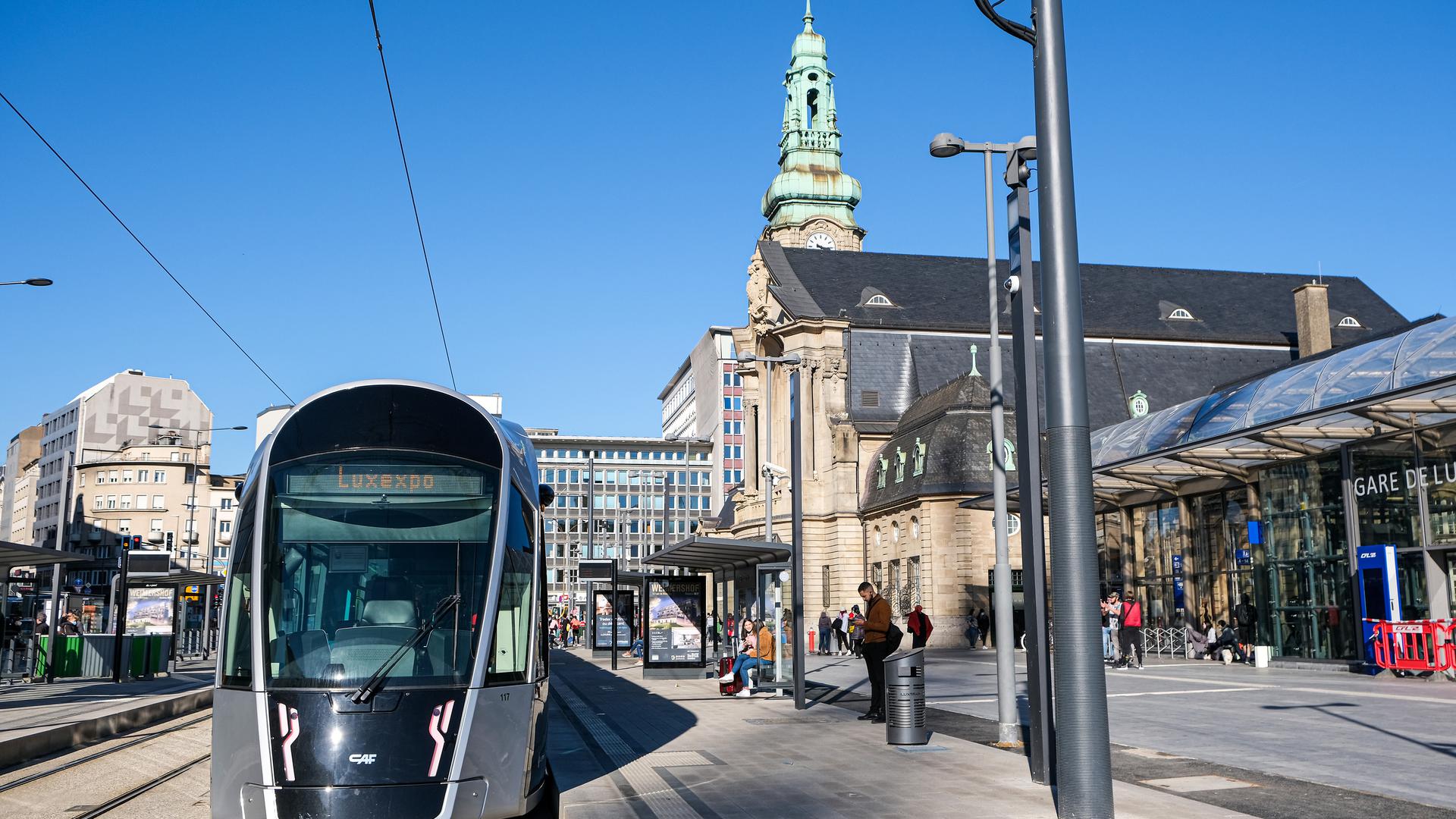 Le tram à quai à la station de la gare centrale, et à destination de Luxexpo, actuel terminus du réseau.