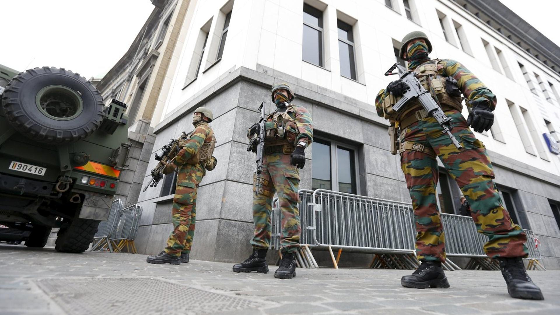 Des soldats gardent le bâtiment de l'hôtel de ville à l'heure de fortes tensions entre la police et les résidents à Molenbeek.