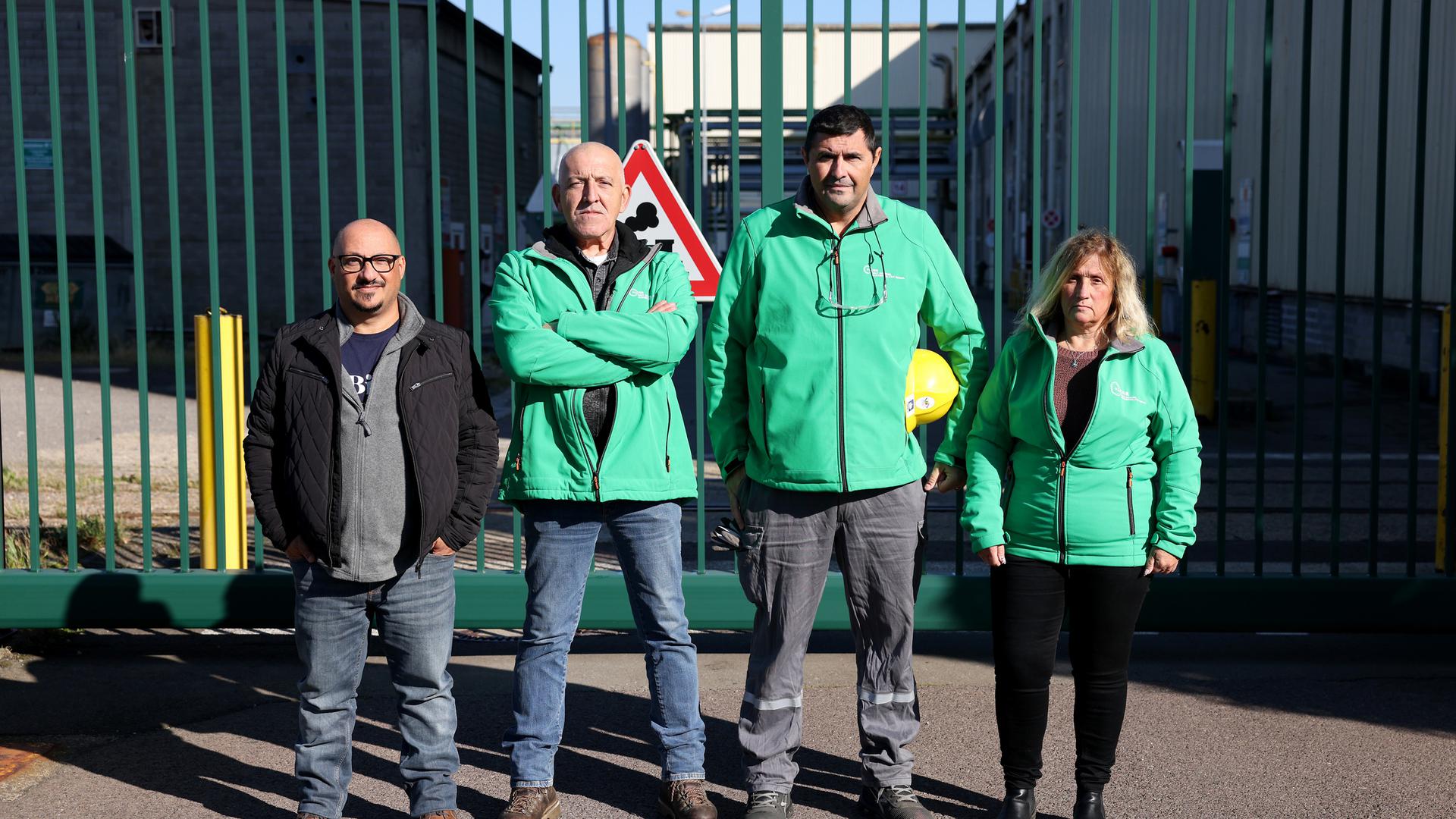 Les salariés de Liberty Steel rencontrés devant leur usine dans la zone industrielle Wolser à Dudelange (de g à d): Jean-Pierre Terento, Bernard Piffet, David Araba et Sylviane Gambini.