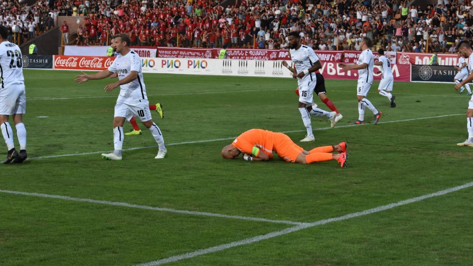 Jonathan Joubert couve jalousement le ballon sous son corps