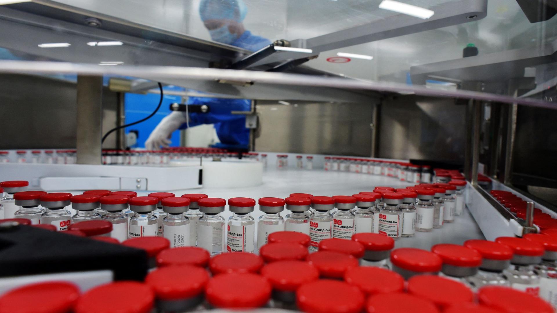 Pour l'heure, les laboratoires ne produisent des vaccins anti-covid que pour les Etats.