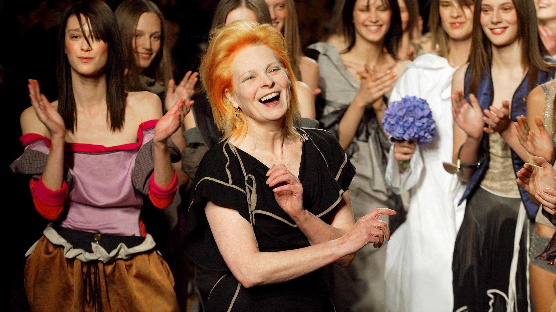 Vivienne Westwood a quitté sa région natale à 17 ans pour Londres où elle étudie la mode.